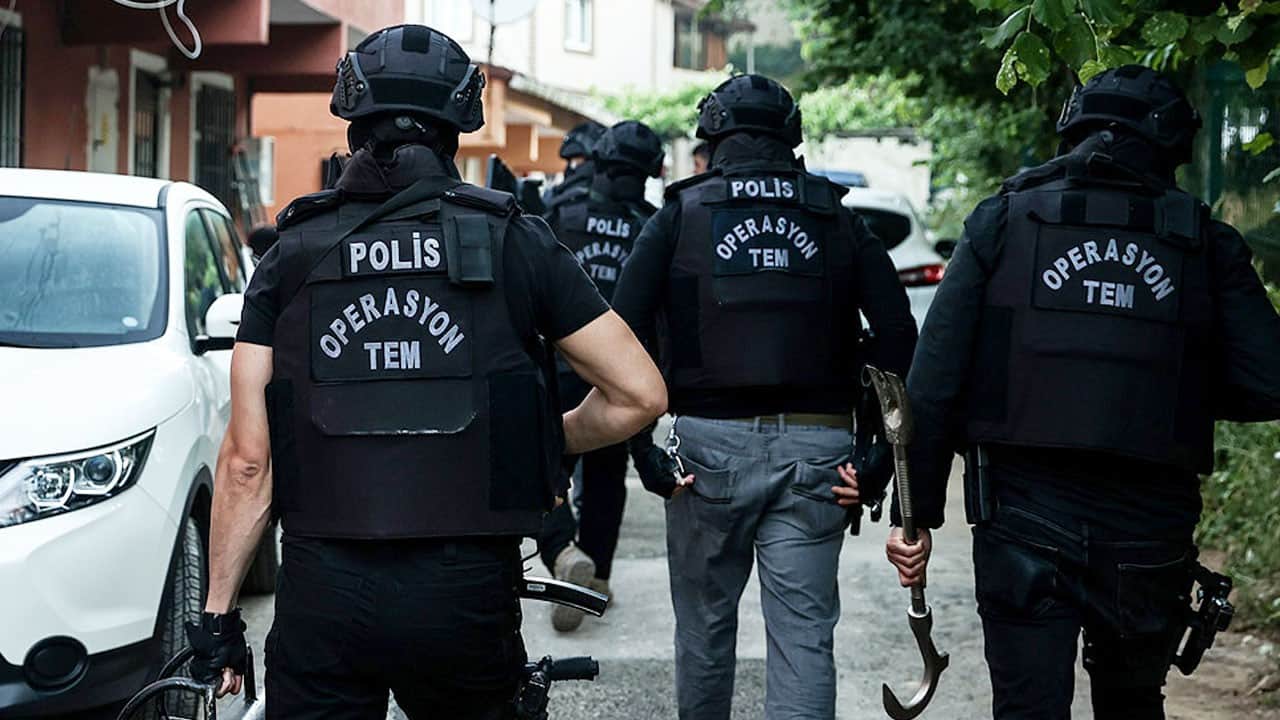 İstanbul'da terör hücrelerine baskın: 23 gözaltı