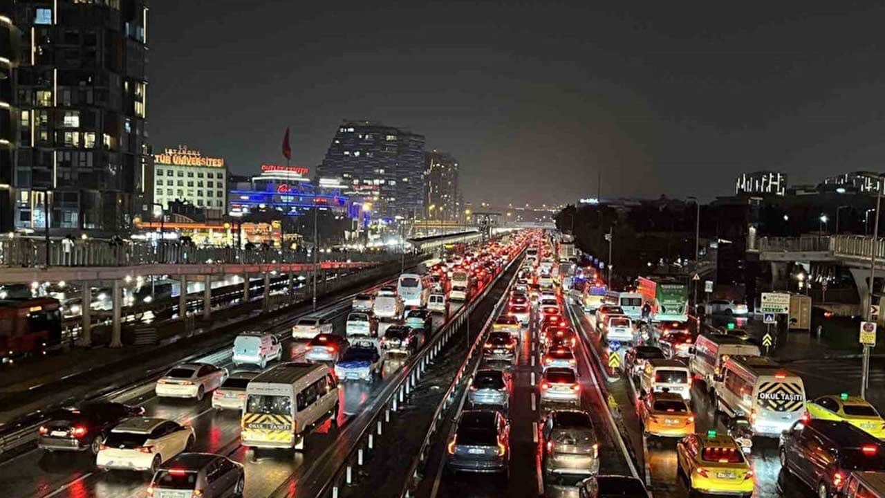 İstanbul'da trafik yoğunluğu yüzde 89