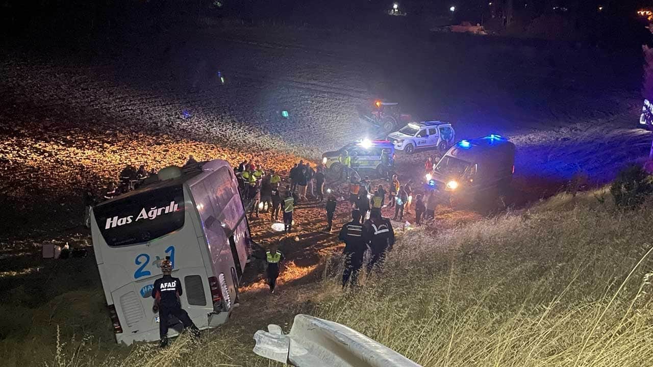 İstanbul’dan Ağrı’ya giden otobüs tarlaya girdi: 24 yaralı