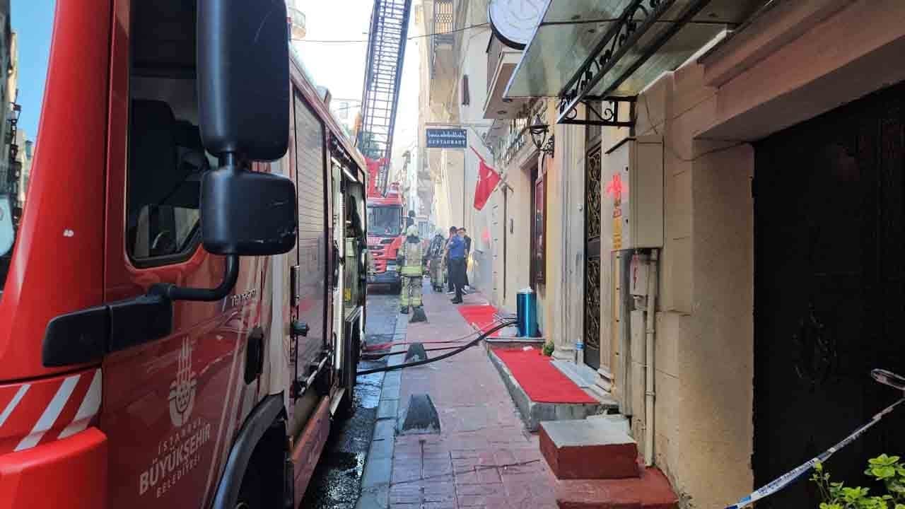 İstiklal Caddesi’nde alevler yükseldi: Restoranda çıkan yangın paniğe yol açtı