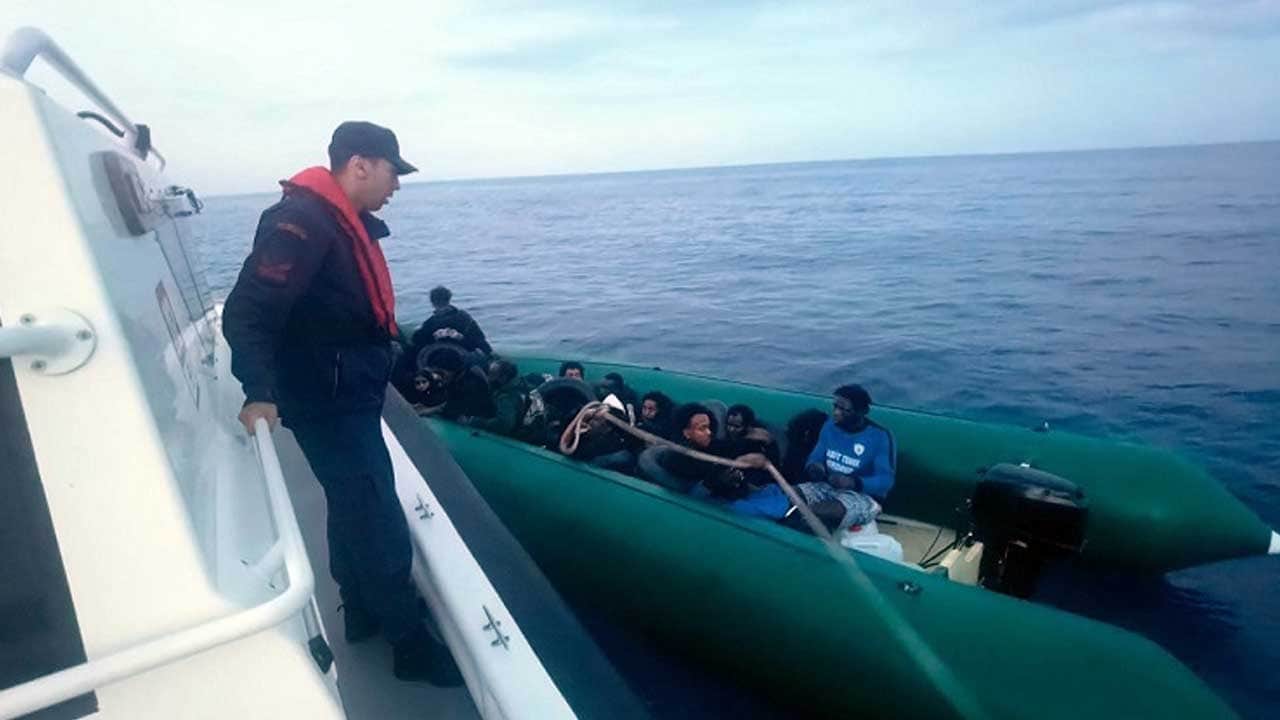 İzmir'de 26 düzensiz göçmen yakalandı, 24 göçmen kurtarıldı
