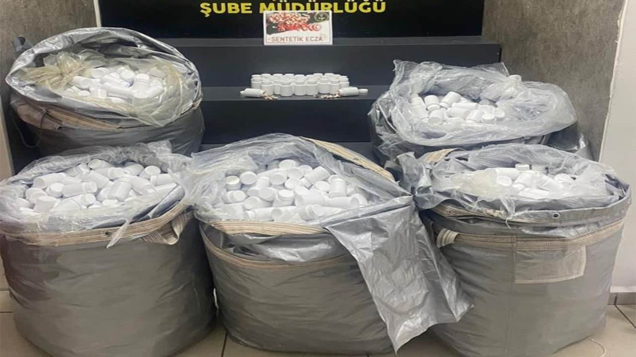İzmir'de bir araçta 156 bin uyuşturucu ele geçirildi