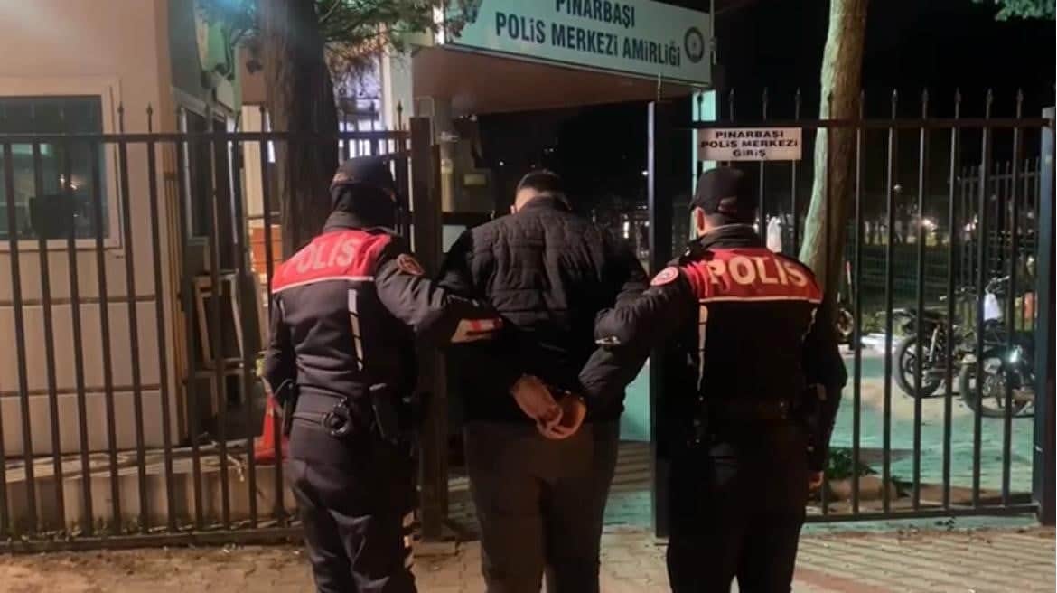 İzmir'de film sahnelerini aratmayan yakalama! Polise sahte polis kimliği gösteren şüpheli 128 suçtan aranıyormuş!