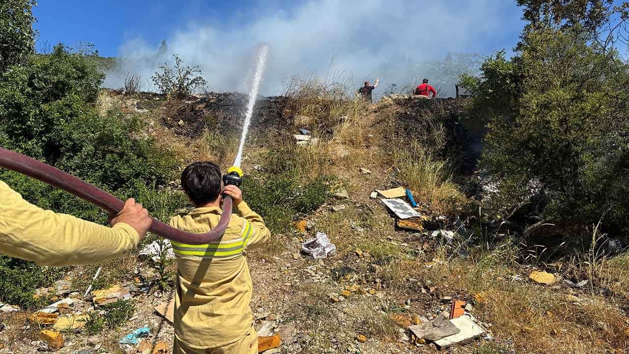 İzmit’te ağaçlık alanda korkutan yangın! Ekipler alevleri söndürmek için zamanla yarışıyor!