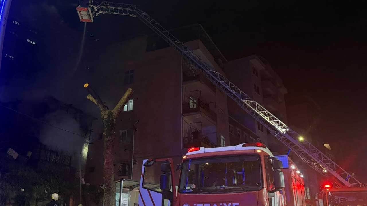 İzmit’te metruk bina gece alevlere teslim oldu