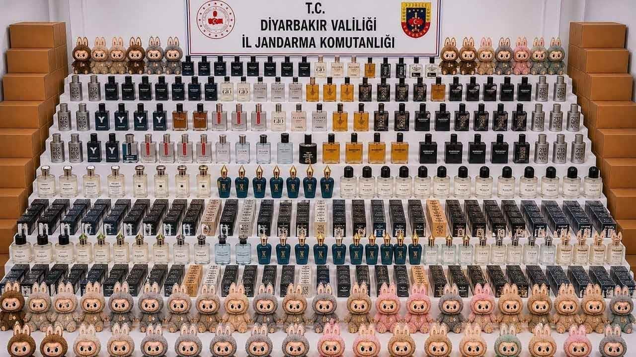 Jandarma ekiplerinin şafak vakti gerçekleştirdiği dev kaçakçılık operasyonunda pazar yerleri darmadağın edildi