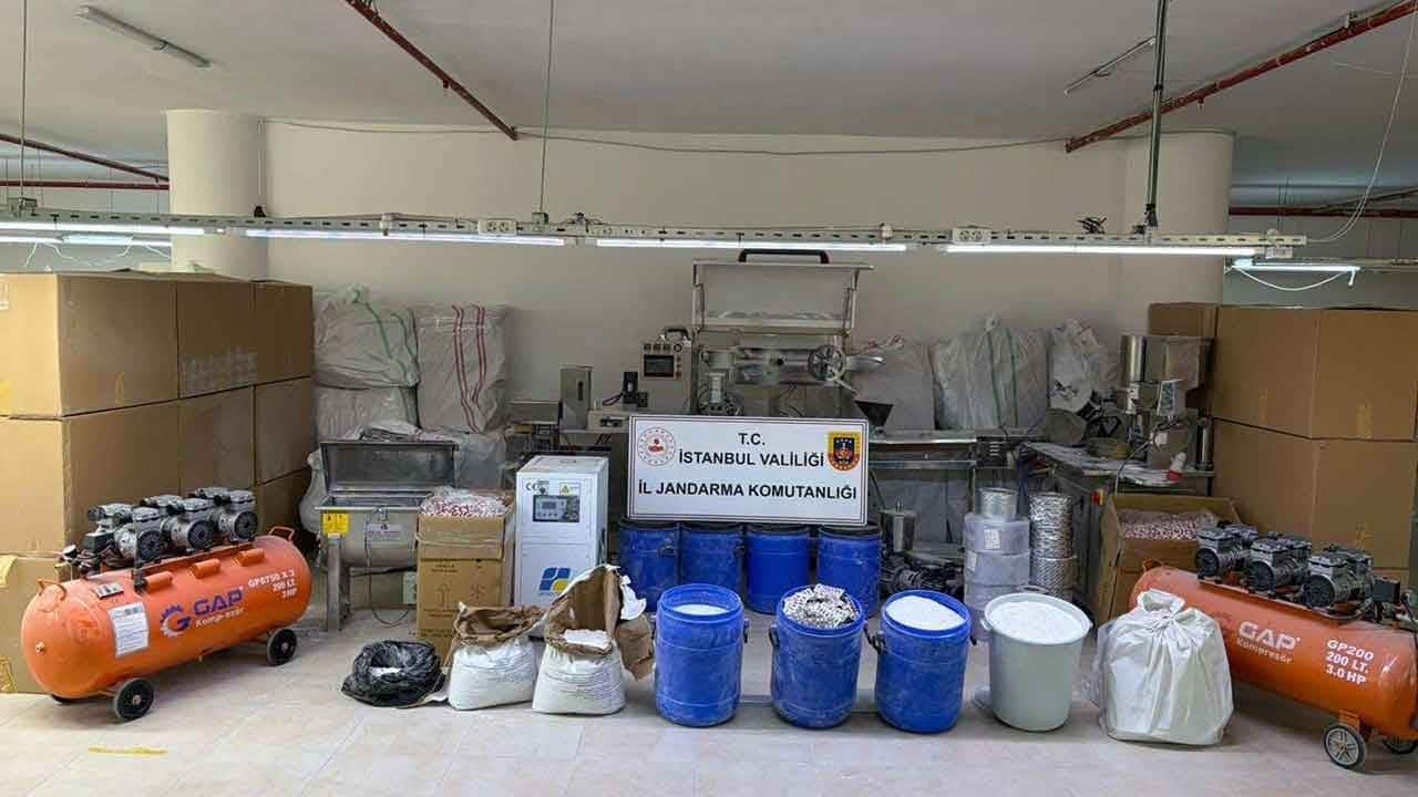 Jandarmadan zehir tacirlerine darbe! Çatalca'da uyuşturucu imalathanesine baskın: 1,5 milyon zehir hapı ele geçirildi!