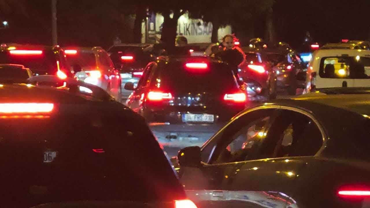 Kadıköy'de trafik terörü! Otomobilin camından sarkıp tehlike saçtı