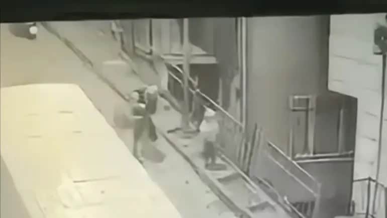 Kağıthane’de direğe dokunan çocuğa elektrik çaptı