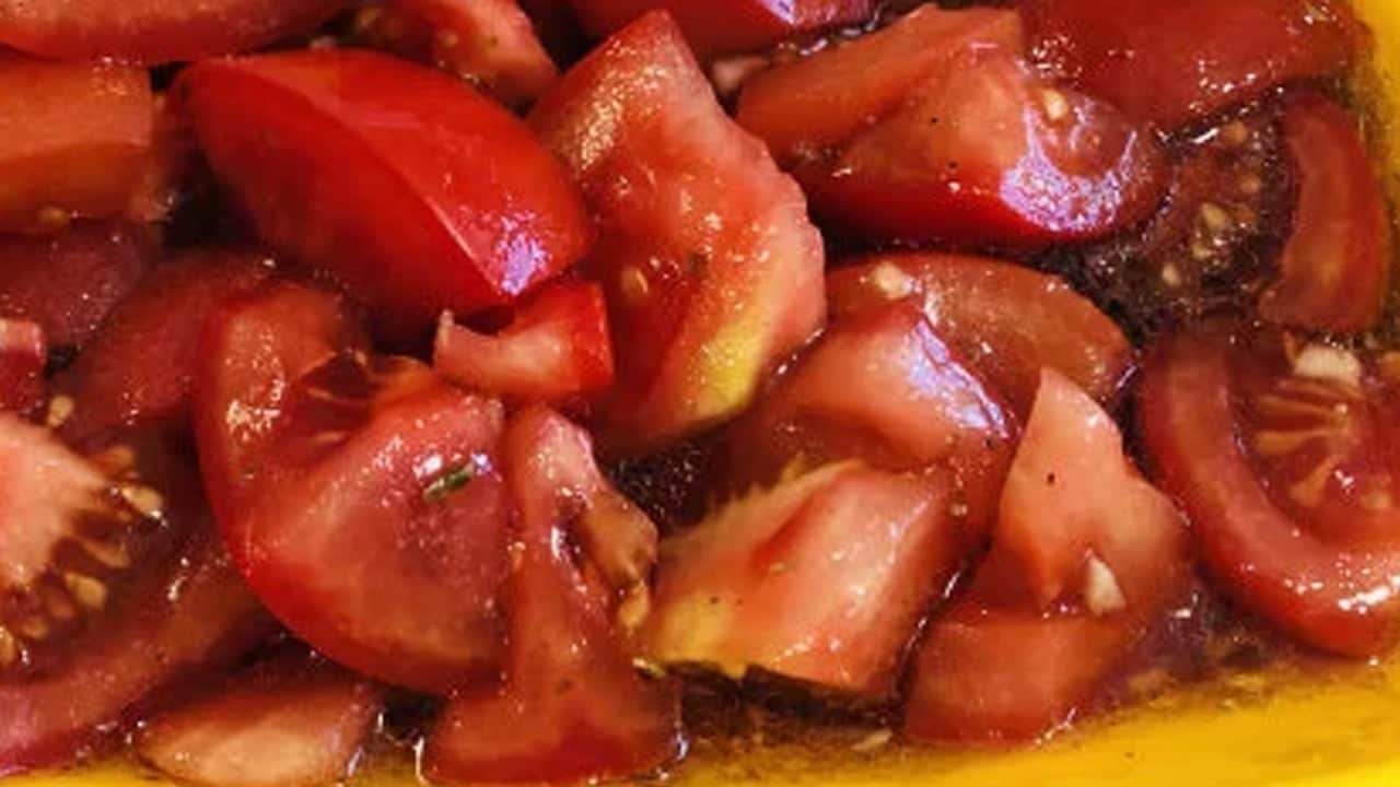Kahvaltılık domates (Vazgeçilmeziniz olacak) tarifi! Kahvaltının vazgeçilmezi: Neye faydası var?