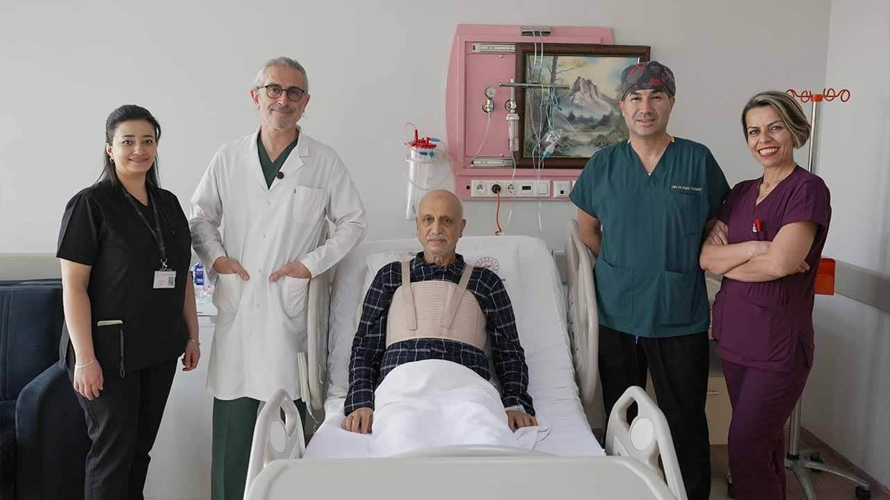 Kalbinde tümör ve 3 damarı tıkalıydı! Doktorların zamana karşı yarışı nefes kesti!
