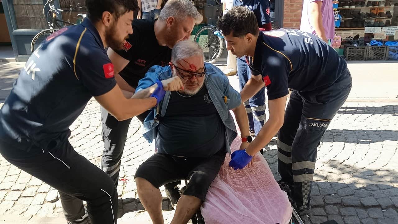 Kaldırımda yürürken bir anda yere düştü! Yaşlı adam hastanelik oldu