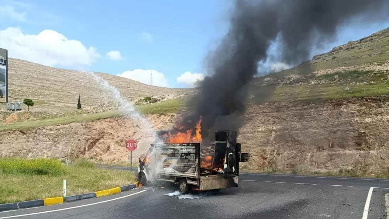 Kamyonet alev topuna döndü! Diyarbakır karayolunda ev eşyası taşıyan araç küle döndü!
