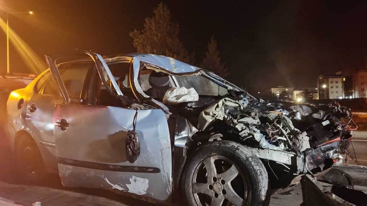 Kamyonet ile otomobil çarpıştı! 1 kişi hayatını kaybetti