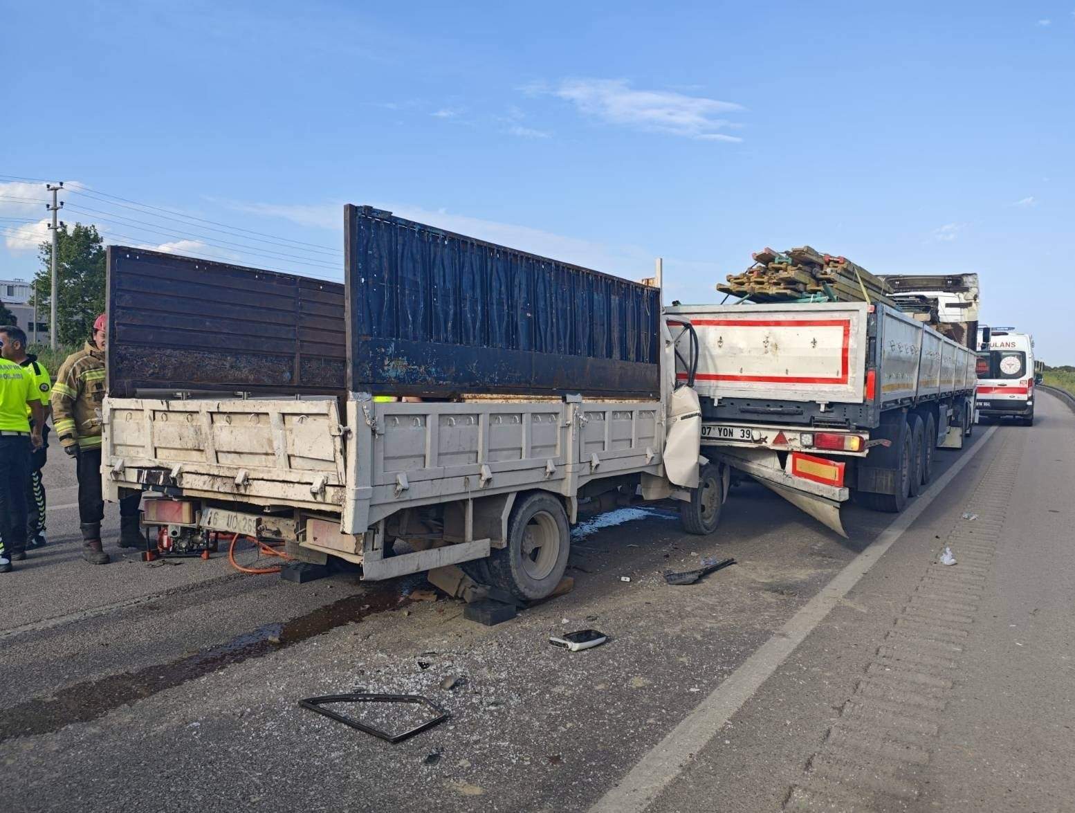 Kamyonet ile TIR çarpıştı: 1 ölü, 1 yaralı