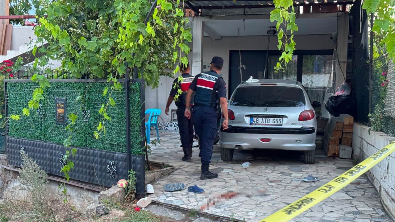 Kapı ses çıkardı! 1 kişi öldü, 2 kişi yaralandı