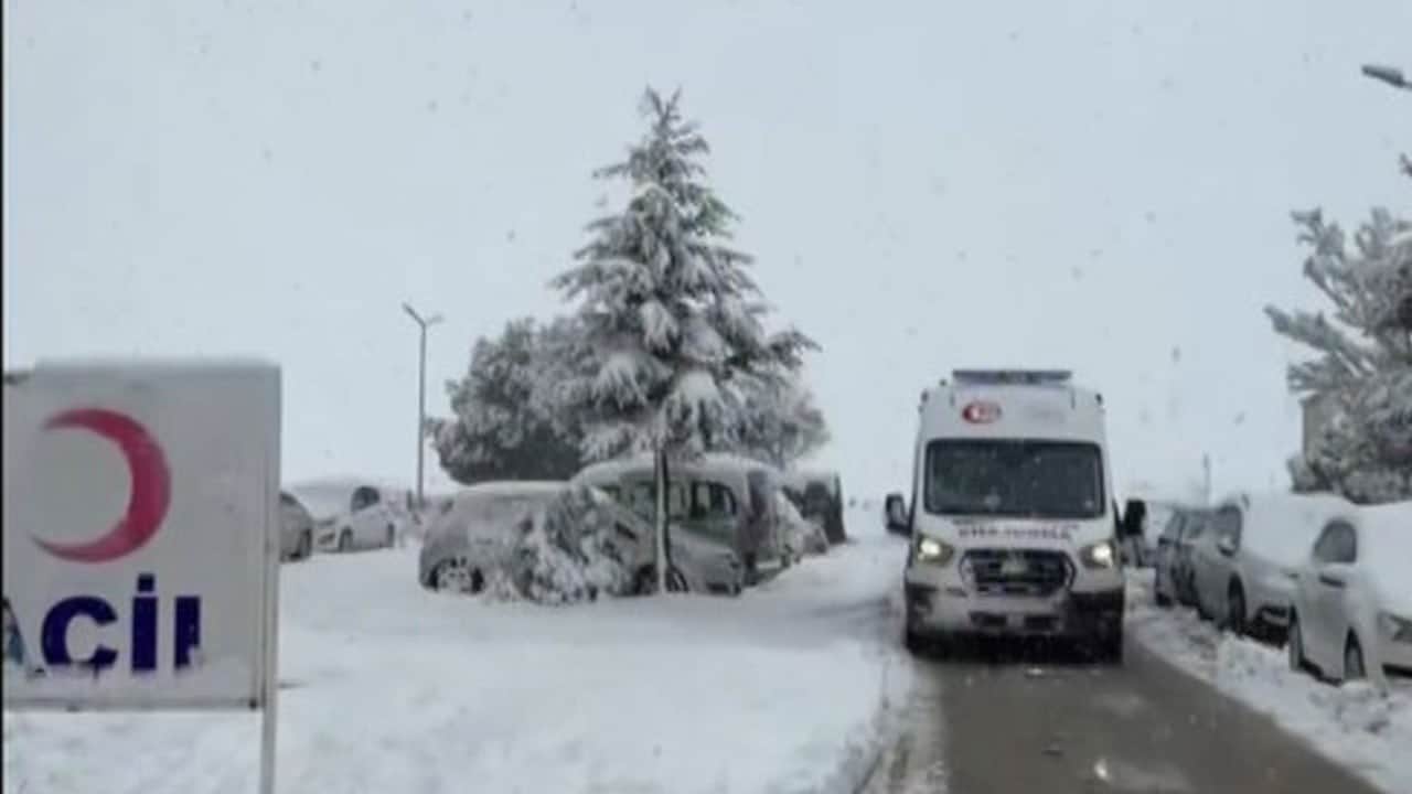 Kar yolları kapattı, ekipler zamanla yarıştı