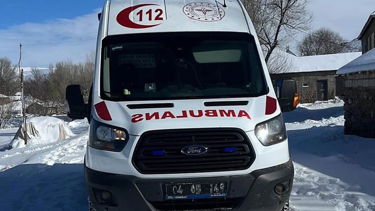 Kar yolları kapattı, hamile kadına iş makinesiyle ulaşıldı