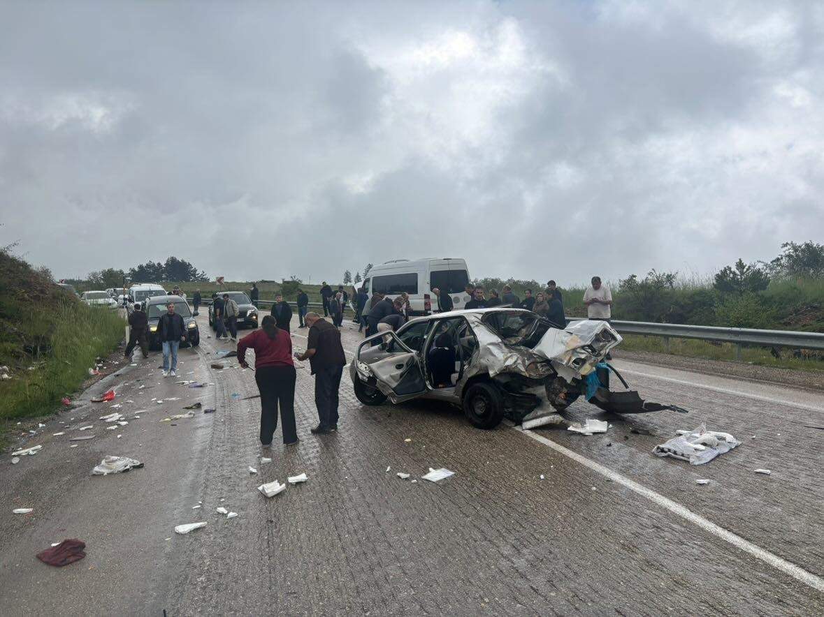 Karabük-Eflani karayolunda otomobil ile servis otobüsü çarpıştı: 6 yaralı