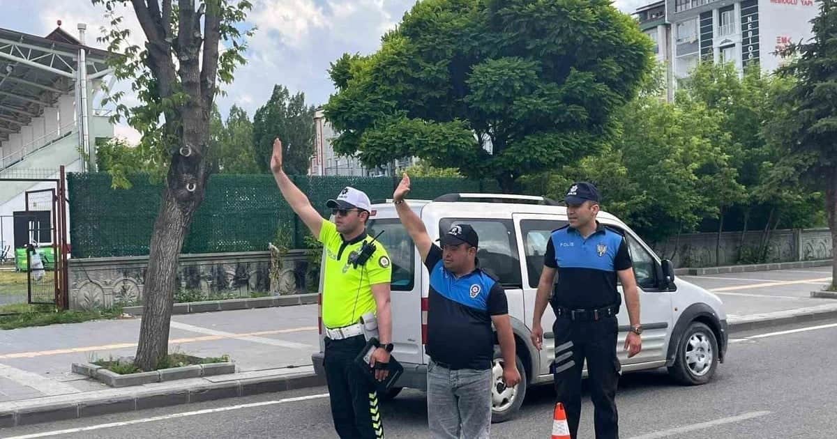 Kars'ta özel gereksinimli genç polis oldu: Üniformayı giyip trafik denetimine çıktı
