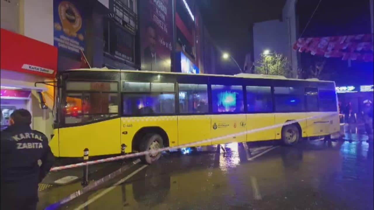 Kartal’da İETT otobüsü binaya daldı: 6 yaralı!