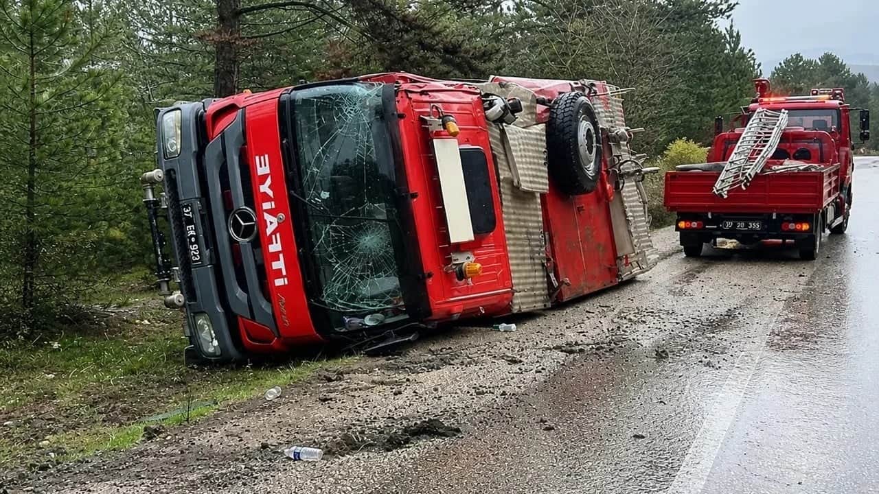 Kastamonu'da devrilen itfaiye aracındaki 3 itfaiye eri yaralandı