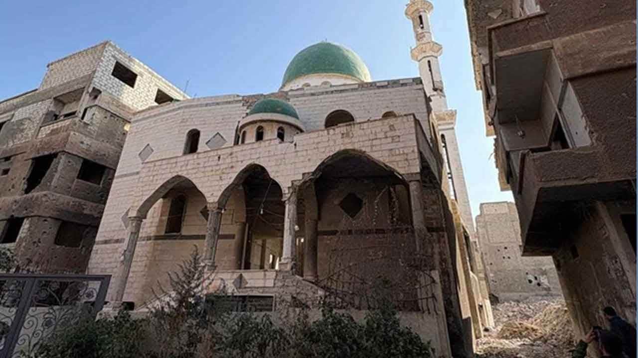 Katil Esed ve Rusya'nın yıktığı Kudüs Camii Müslümanların dualarıyla yeniden ayağa kalktı!