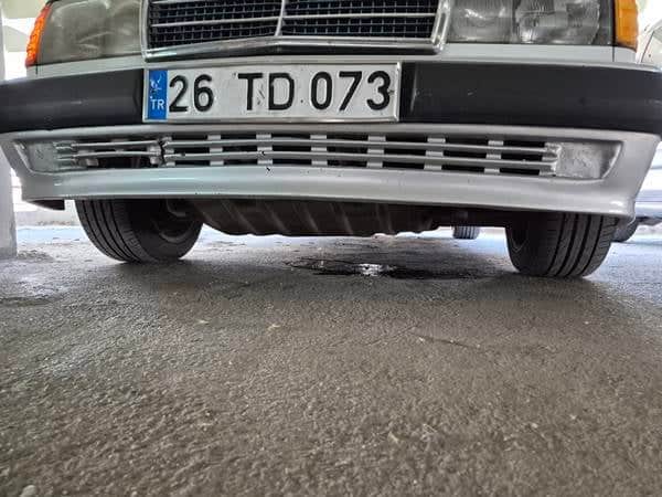 Katlı otoparkta yakıt sızdıran otomobil paniğe sebep oldu