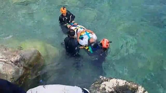Kayalıklardan düşerek yaralanan şahıs için ekipler alarma geçti