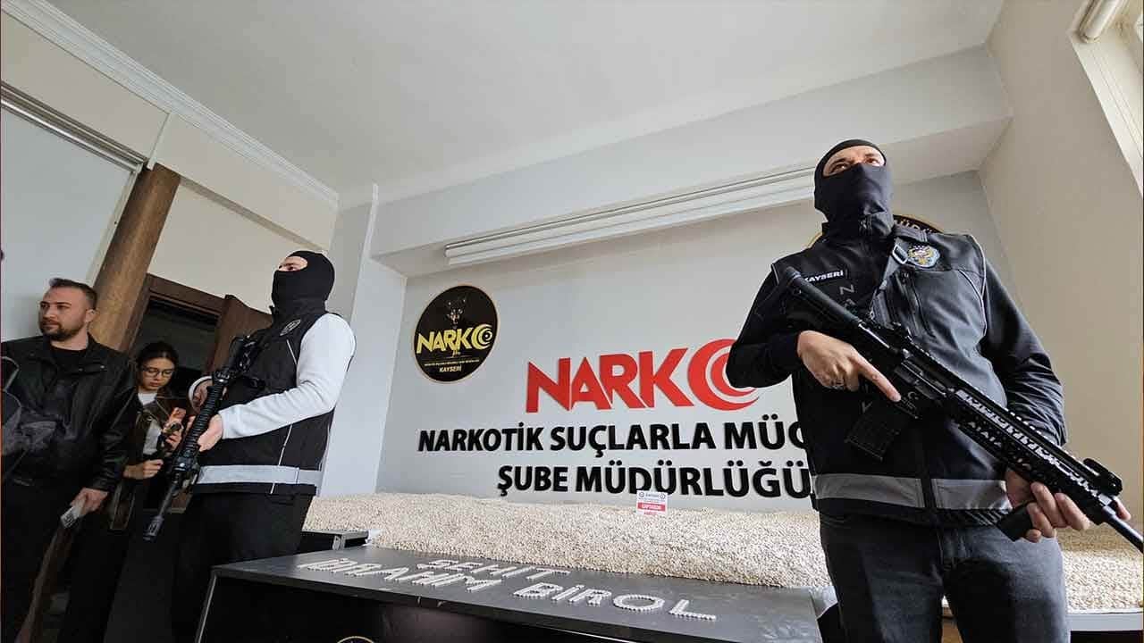 Kayseri emniyetinden tarihi darbe! Çekiciden 1 milyon 260 bin adet uyuşturucu hap fışkırdı!