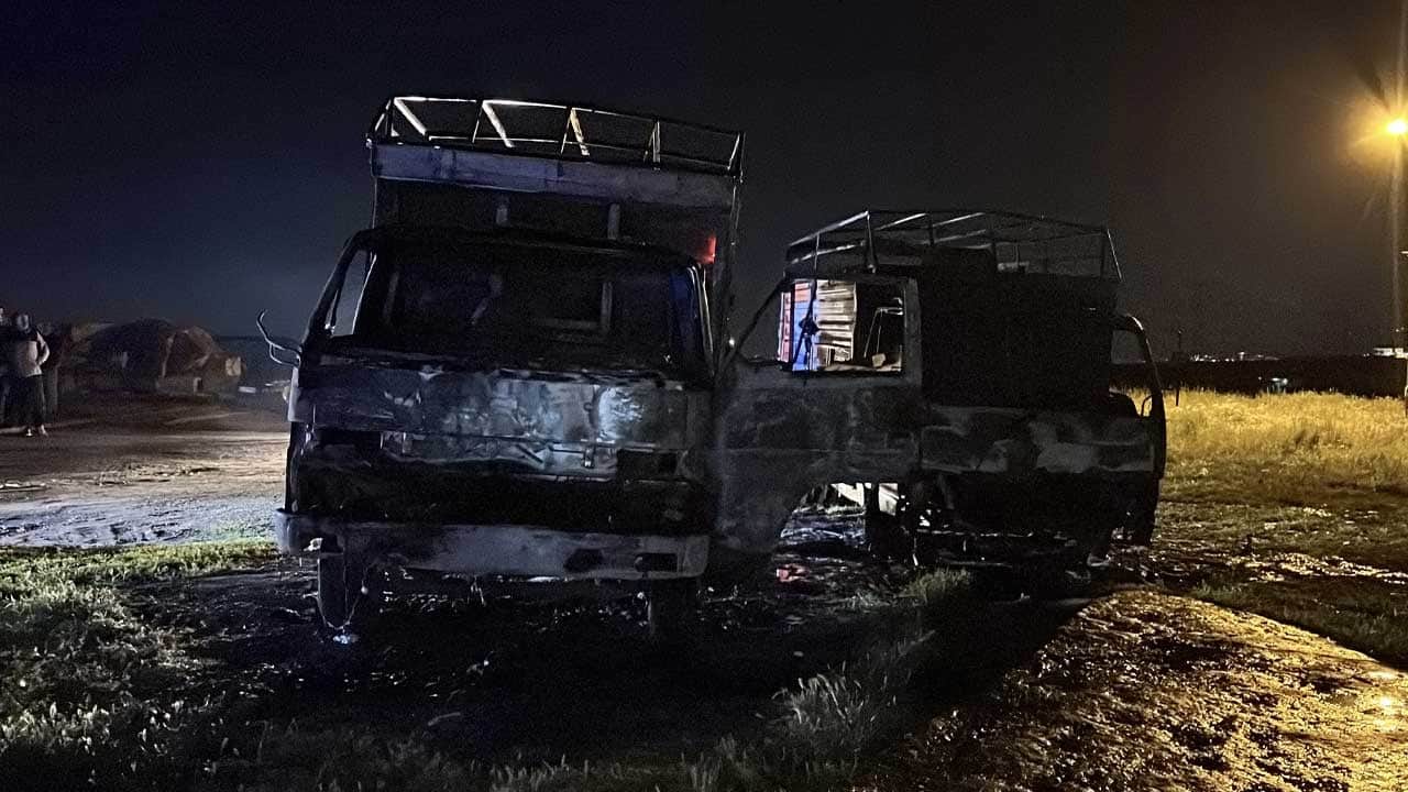 Kayseri'de 2 kamyon kundaklandı