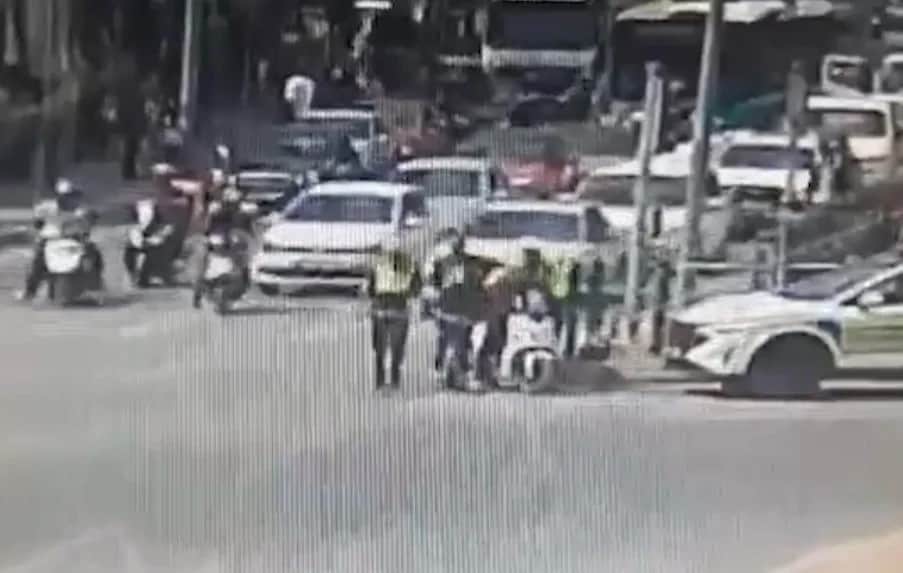Kayseri'de boğazına cisim kaçan motosiklet sürücüsü polislerin Heimlich manevrasıyla kurtarıldı