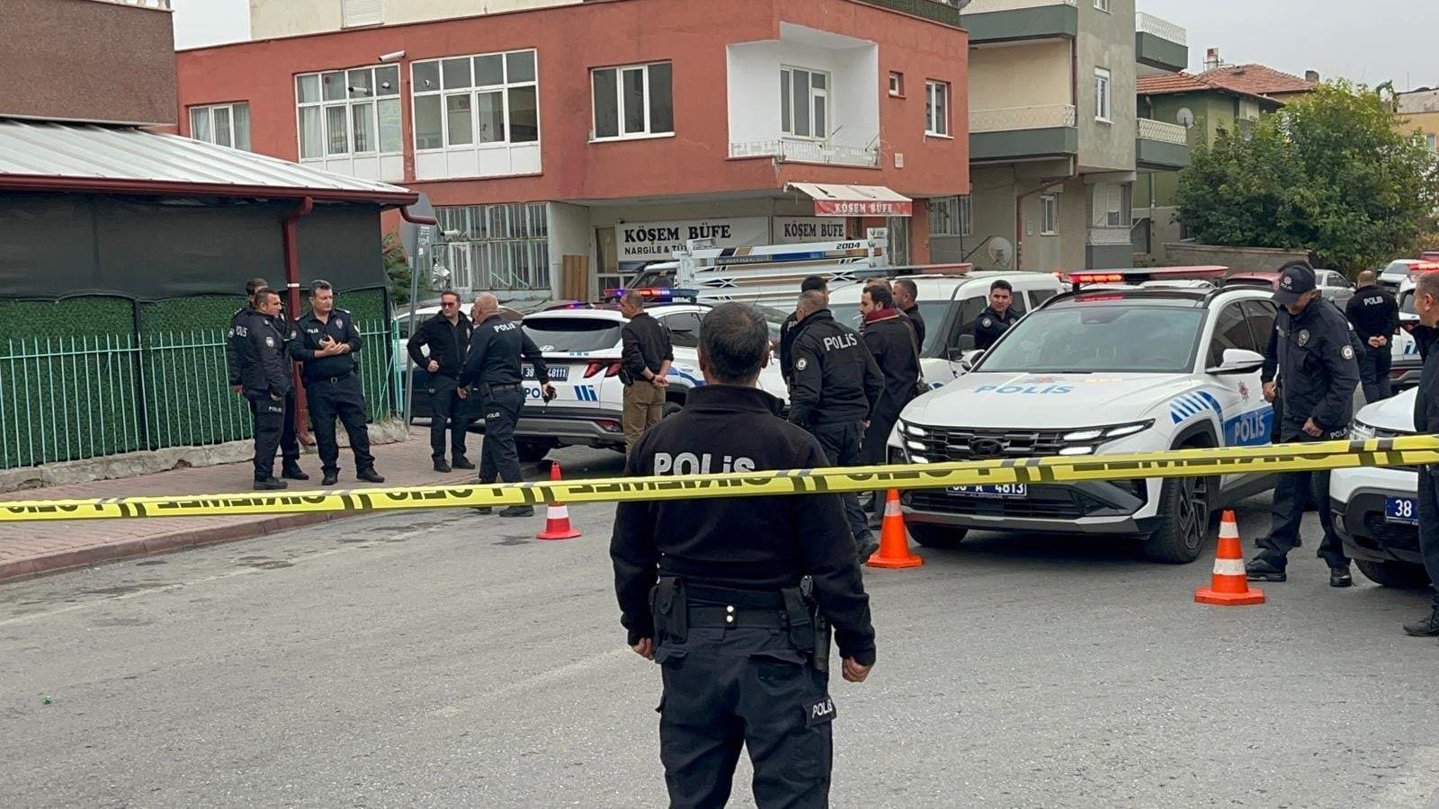 Kayseri’de duruşma sonrası sokak karıştı! İsim isim takip edip silah çektiği anlar konuşuluyor!