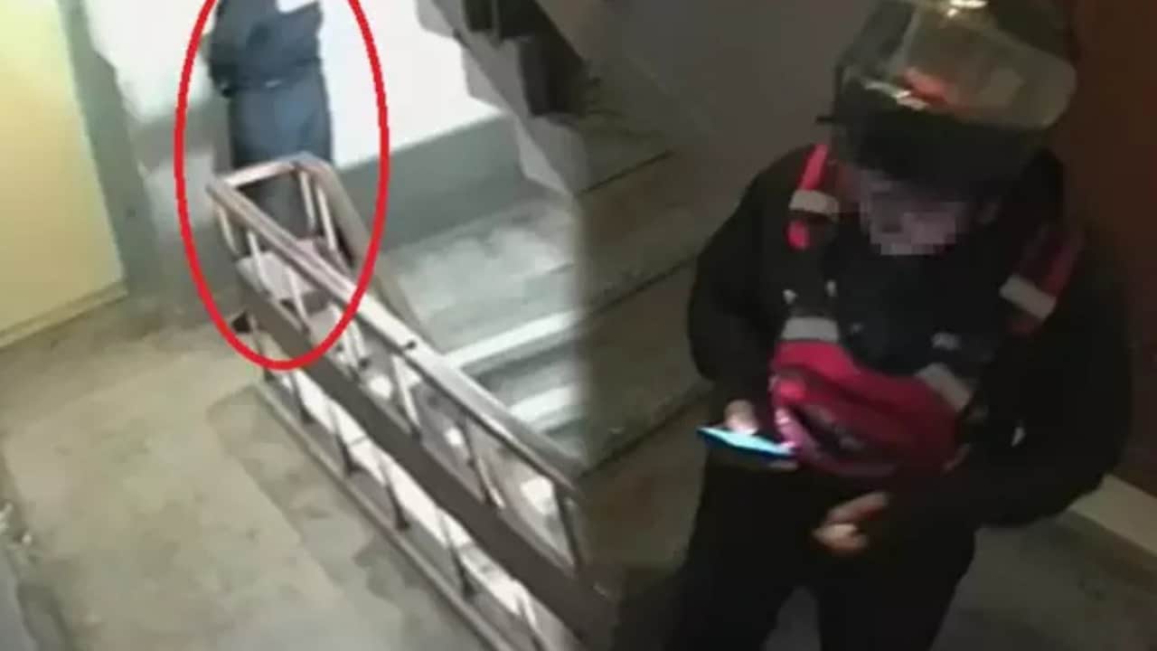 Kayseri’de kuryeden iğrenç hareket! Sipariş getirdiği binaya idrarını yaptı