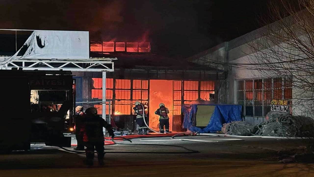 Kayseri’de mobilya atölyesi alevlere teslim oldu