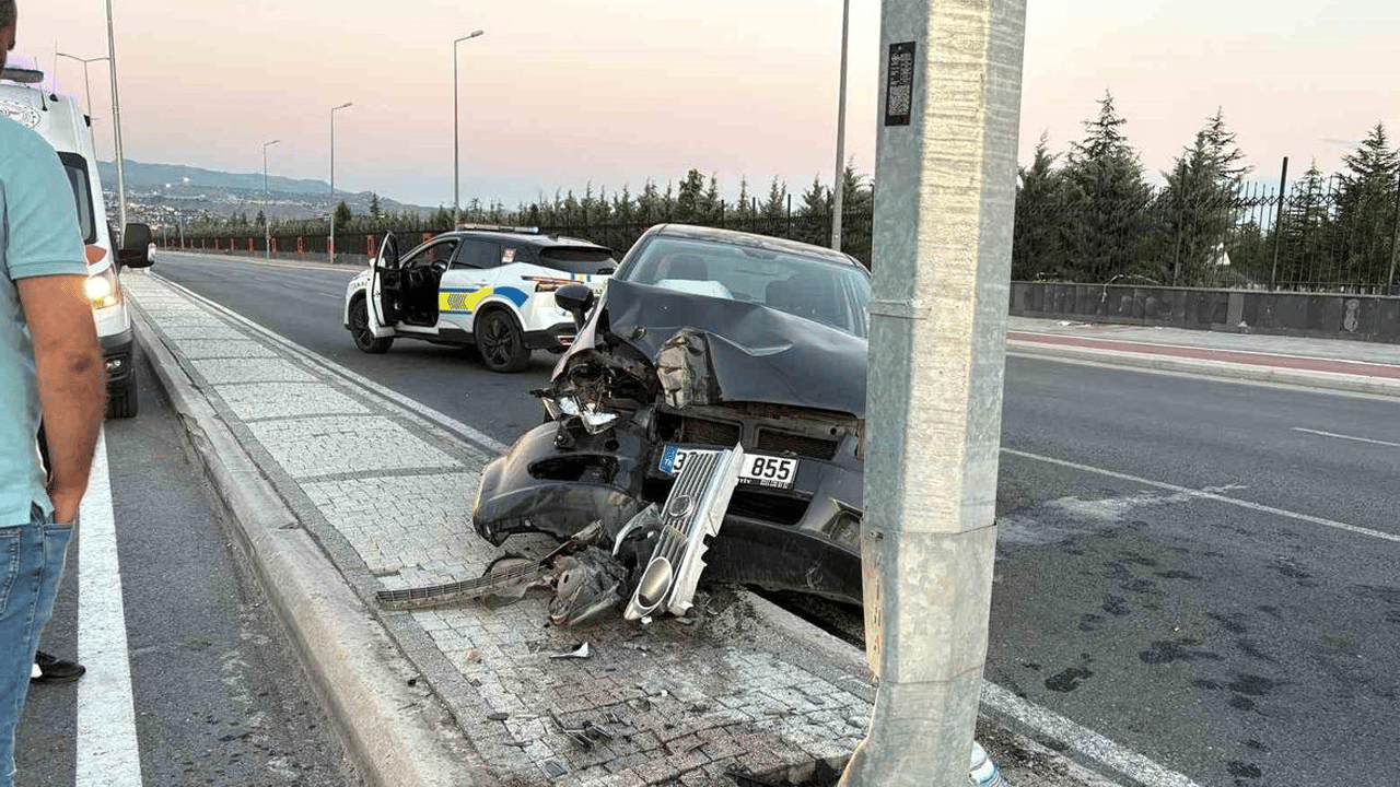 Kayseri'de otomobil aydınlatma direğine çarptı