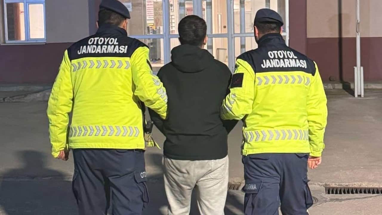  Kaza sonrası çarptıkları aracın sürücüsünü döven 4 maganda tutuklandı