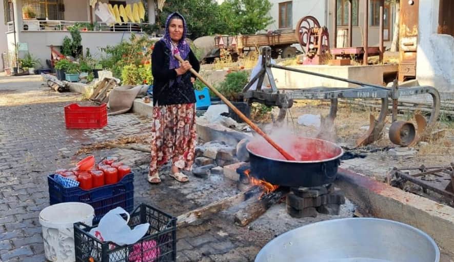 Kazanlar kaynıyor, kış hazırlığı başladı! Üzümlü’de imece usulü salça mesaisi