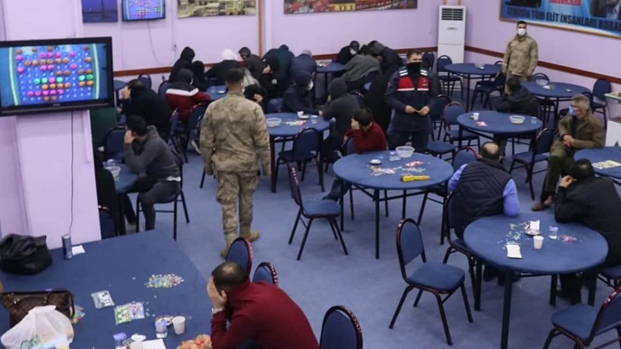 Kazanmak için oturdukları kumar masasından 46 bin 416 lira cezayla kaktılar