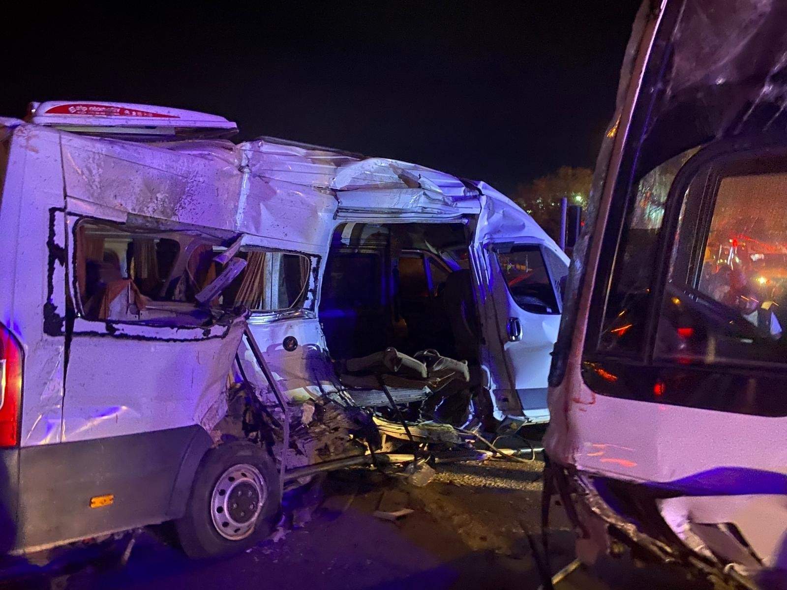 Kemalpaşa’da işçi servisleri çarpıştı: 15 kişi yaralandı