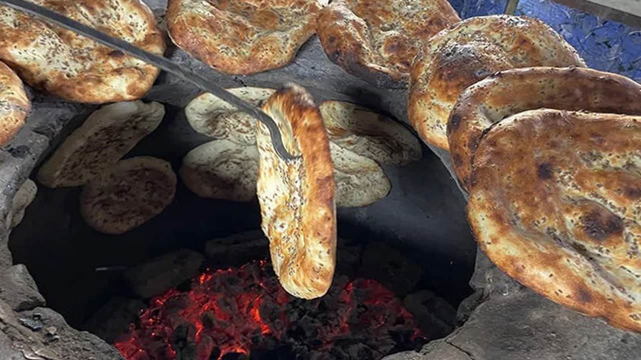 Kendi elleriyle pişirdi! Tandır ekmeği özlemi kilometrelerce yol yaptırdı
