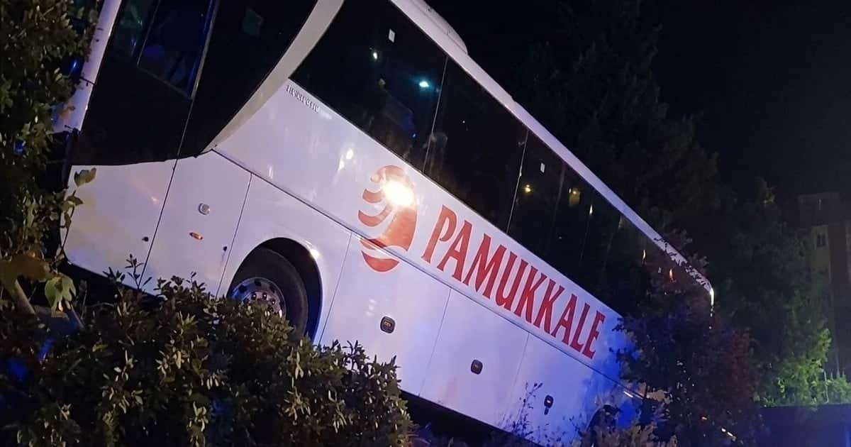 Kırkağaç'ta Pamukkale Turizm otobüsü yoldan çıktı, 18 kişi yaralandı