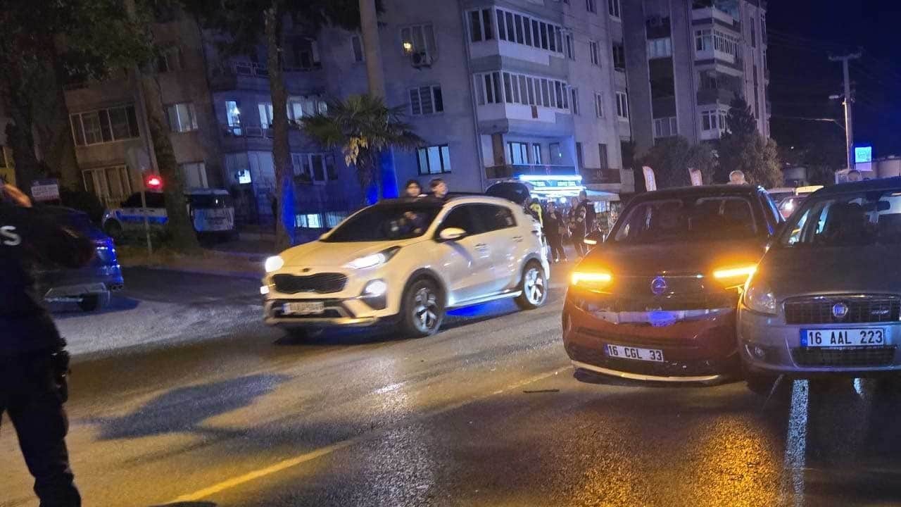 Kırmızı ışıkta felaketi yaşadılar! 3 yaralı