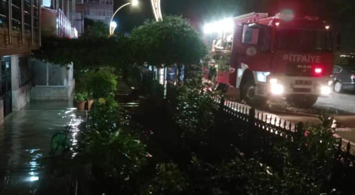 Kocaeli'de sağnak yağış hayatı felç etti! Ev ve iş yerleri su bastı