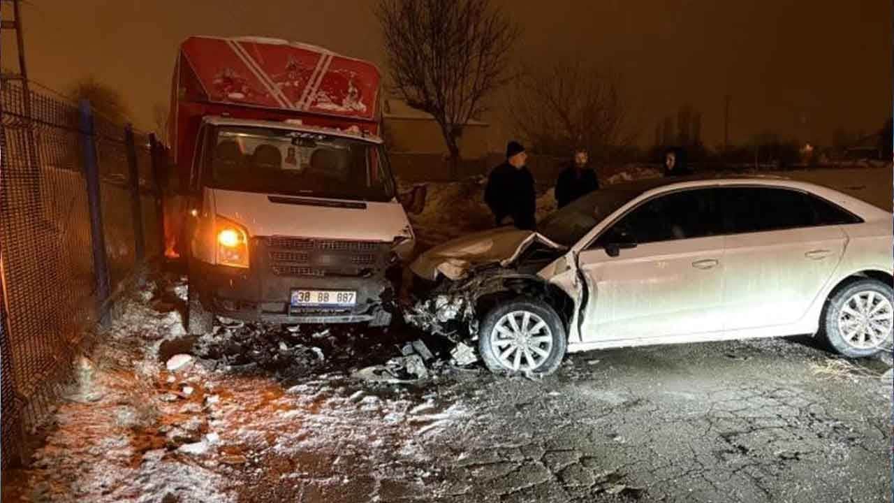 Kocasinan'da can pazarı! Kamyonetle otomobil kafa kafaya çarpıştı!