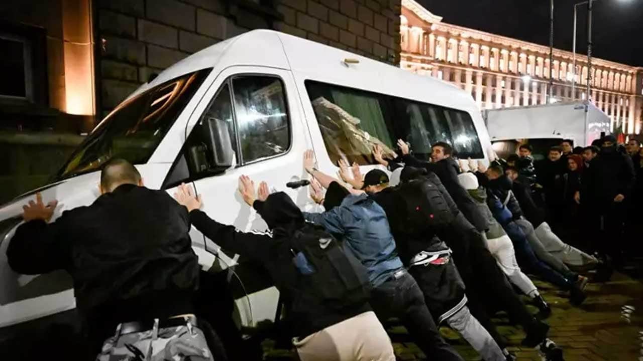Komşu Bulgaristan'da halk ayaklandı!