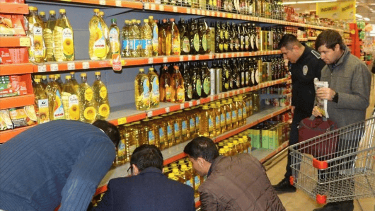 Komşuda alarm: Kıtlık korkusuyla marketlere stok yapmaya koştular