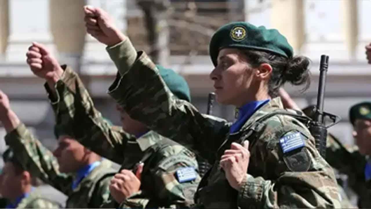 Komşu'da bir ilk! Yunanistan'da kadın askerler kışlaya adım attı!