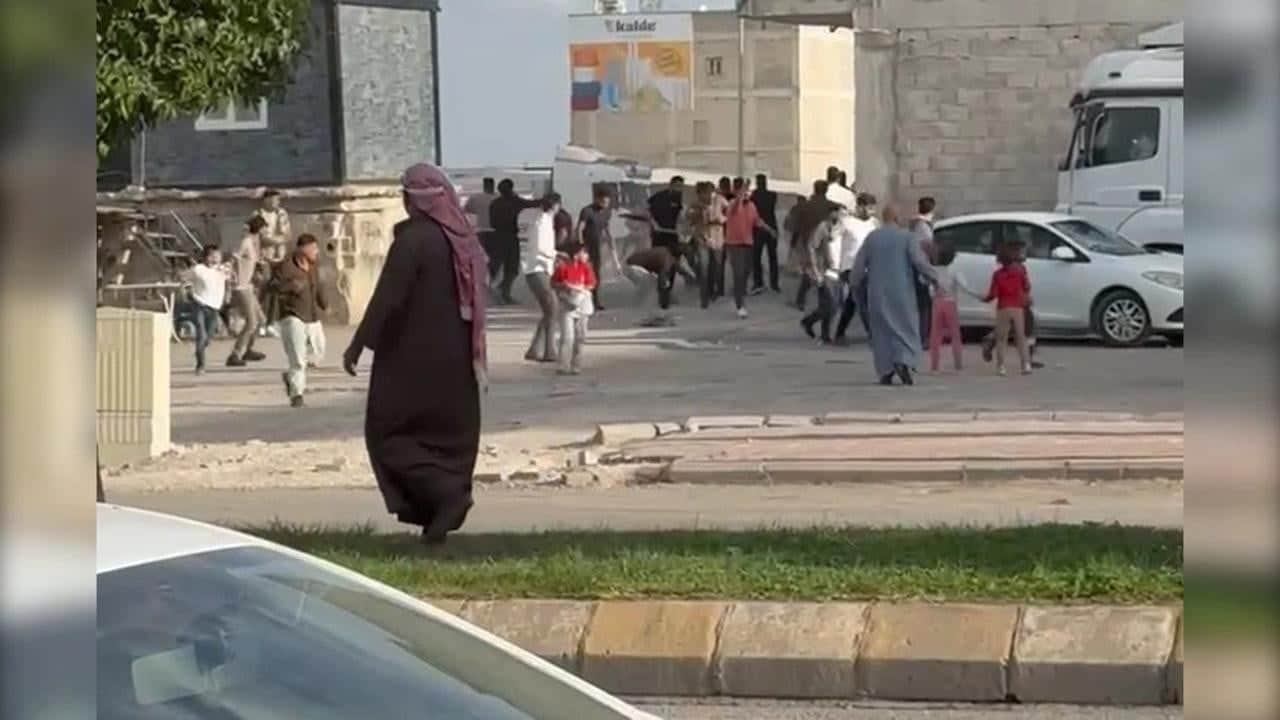 Komşular arasındaki tartışma taş ve sopalı kavgaya dönüştü: 1 ölü, 5 yaralı