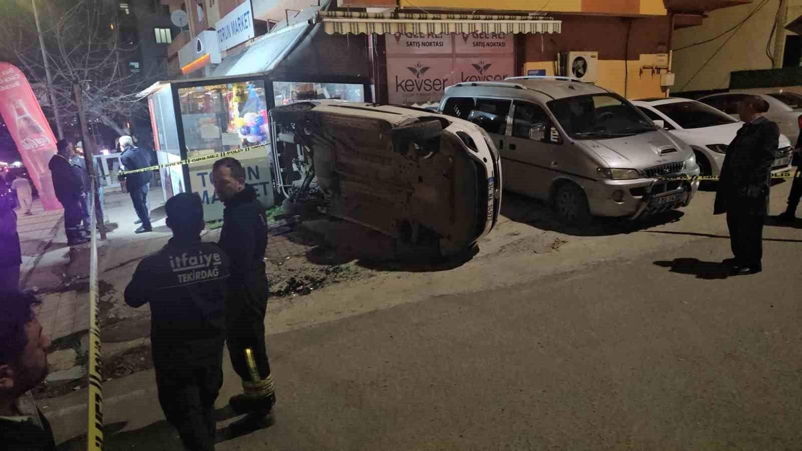 Kontrolden çıkan hafif ticari araç markete daldı: 2 yaralı